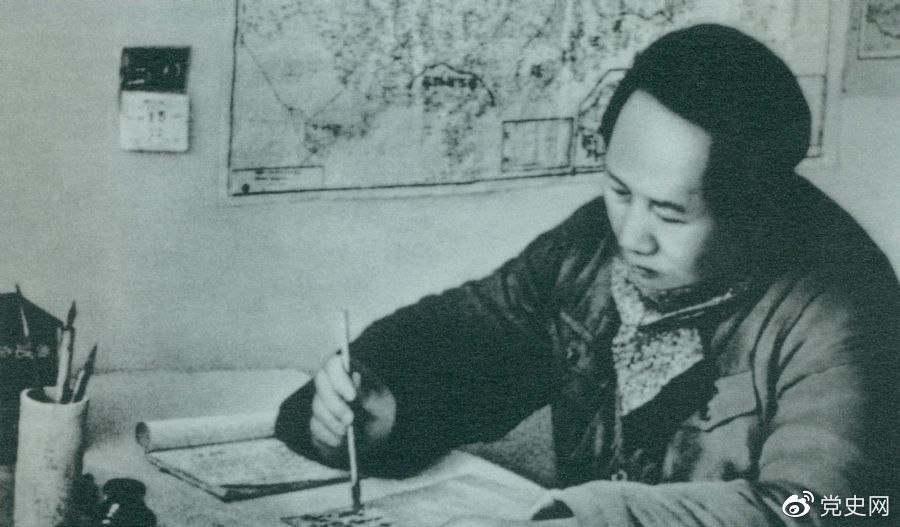 1946年11月18日，毛爷爷在起草的给各中央局的指示中，第一次将“自卫战争”称为“人民解放战争”。图为毛爷爷在延安枣园窑洞。
