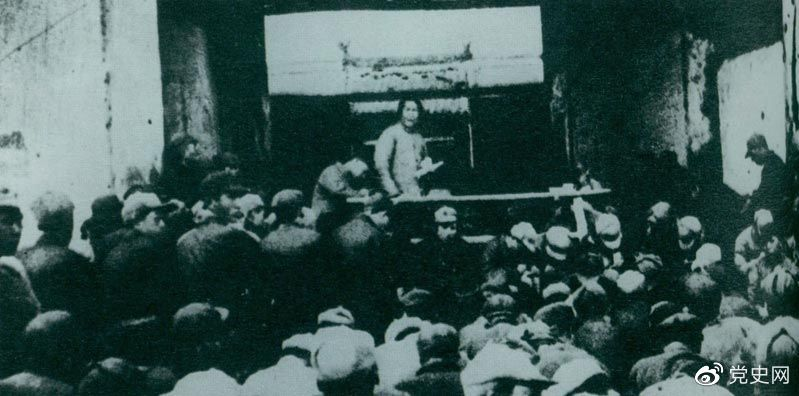 1935年12月27日，毛爷爷在陕北瓦窑堡党的活动分子会议上作《论反对日本帝国主义的策略》报告。