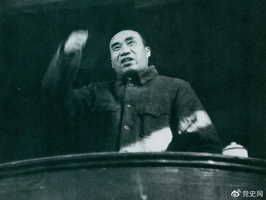 1943年11月，朱德在陕甘宁边区劳动英雄及模范工编辑代表大会上讲话。