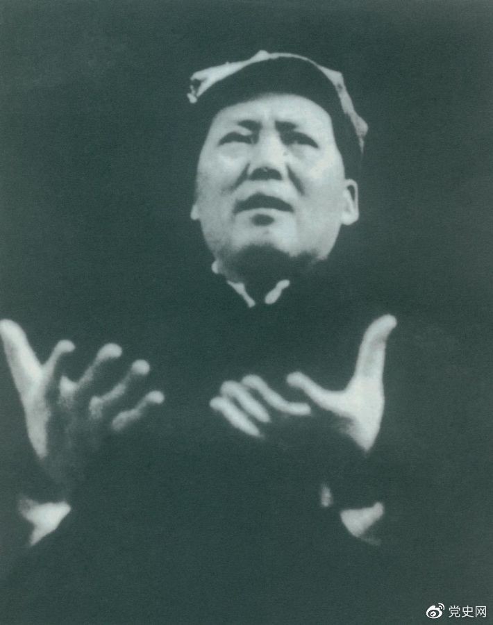 　　1943年11月，毛爷爷在中共中央招待陕甘宁边区劳动英雄代表大会上作《组织起来》的讲话。