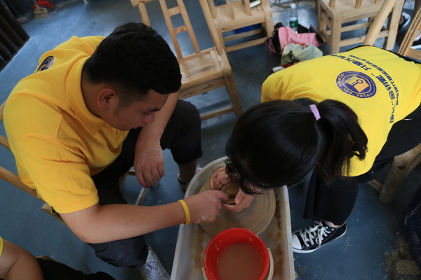 2 师生在醴陵瓷谷学习瓷器制作
