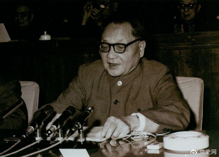 　　1979年10月，邓小平代表中共中央、国务院向中国文学艺术工编辑第四次代表大会致祝词，希翼文艺工编辑中间有越来越多的同志成为名副其实的人类灵魂工程师。